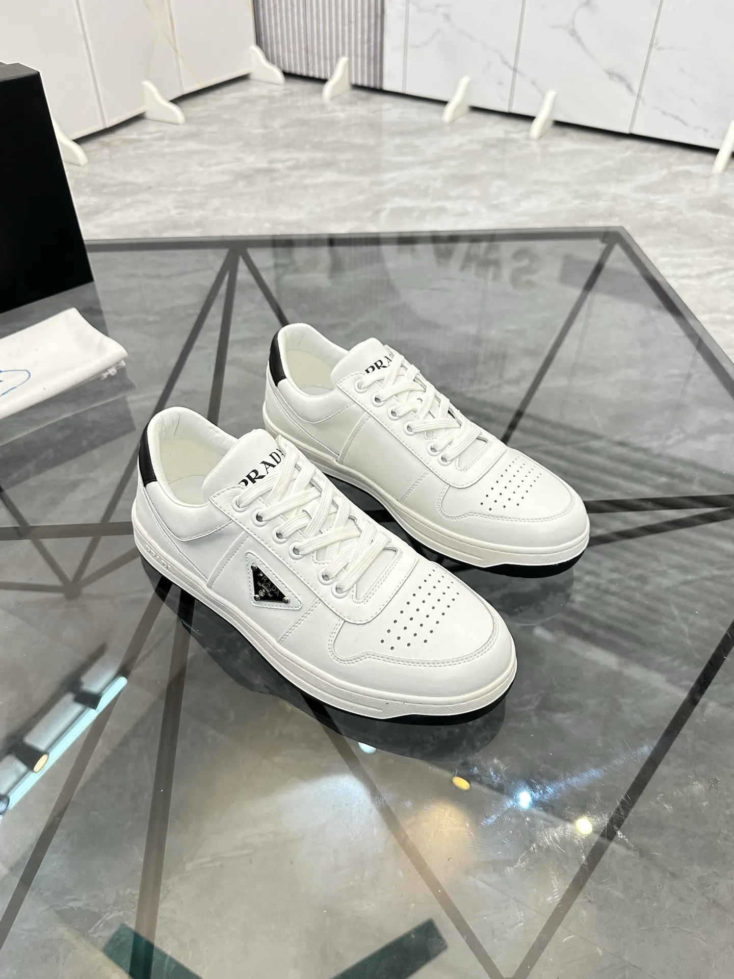 Men's shoes: 💰P400¥ Product trademark: Prada *"Prada*" low-top casual shoes Regular size: 38-44 (can be customized to 45) Product materials: imported cowhide upper, sheepskin lining, original outsole. Number: 020